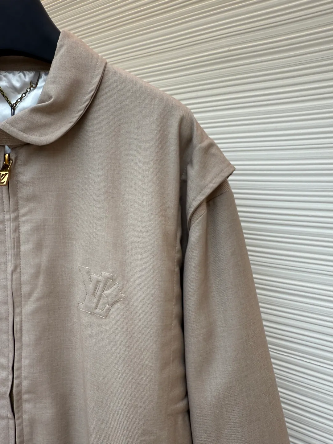 LOUIS VUITTON wool short profile stand-collar jacket ●Authentic product: Purchased and developed for 23900 ●Item number: 1680660-B90 ●Fabric: wool blended fabric ●Technology: Positioning cutting machine ●Version: fitted version ●Weight: about 970 grams ●Size: 50-52-54-56 ●Description: The sample is patterned in the same 50 yards. There is no change in the length of the garment. Custom-woven wool light-mixed twill fabric with composite treatment. Small vat custom-dyed with no color difference. Matching custom-made horizontal knitted wool rib. The opposite-sex pattern style is the same as the original. The knitted gusset on the shoulders is spliced, and the details are perfectly restored. The overall wiring is straight and delicate, the fabric is comfortable and soft, and the color is consistent without color difference. It can be matched with the same style to create a fashionable look and control various occasions. Customized accessories, complete with three standards, same style for men and women!